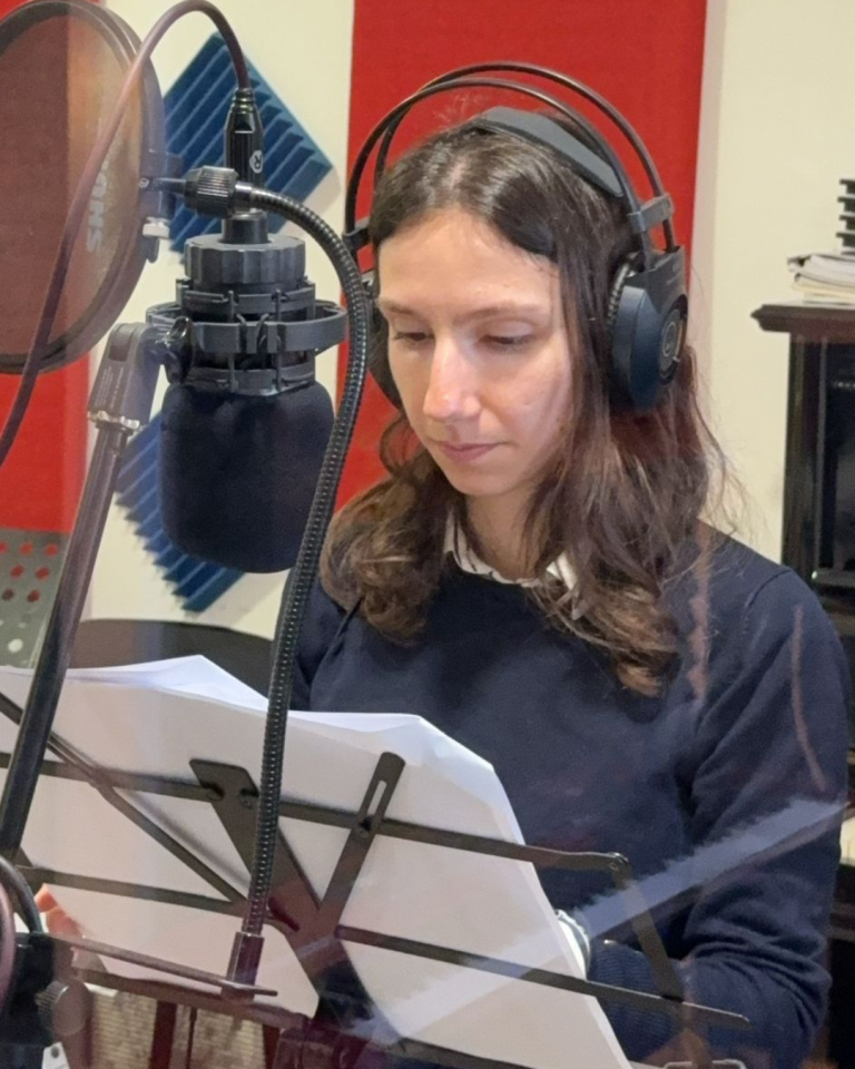 Giovani volontari registrano i contenuti audio del percorso Senza Parole Lizzano in una sala attrezzata con microfoni e cuffie