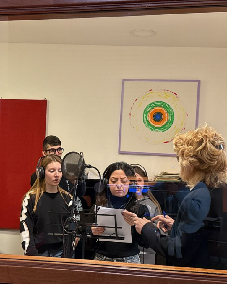 Gruppo di partecipanti durante la passeggiata di test del percorso Senza Parole nel centro storico di Lizzano