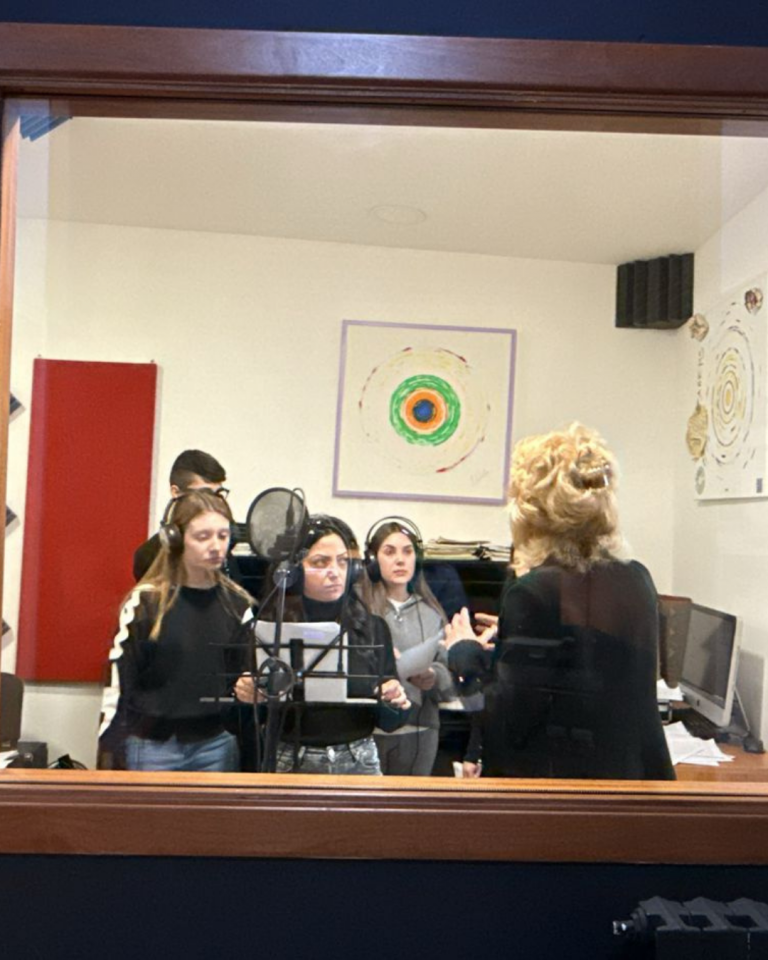 Gruppo di partecipanti durante la passeggiata di test del percorso Senza Parole nel centro storico di Lizzano