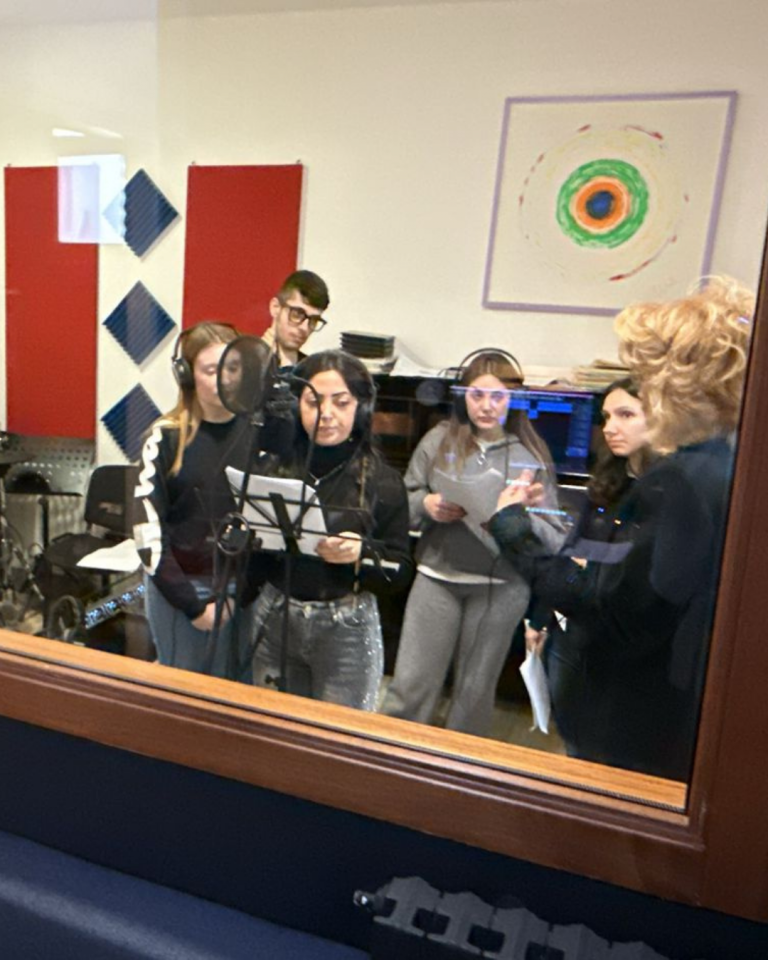 Gruppo di partecipanti durante la passeggiata di test del percorso Senza Parole nel centro storico di Lizzano