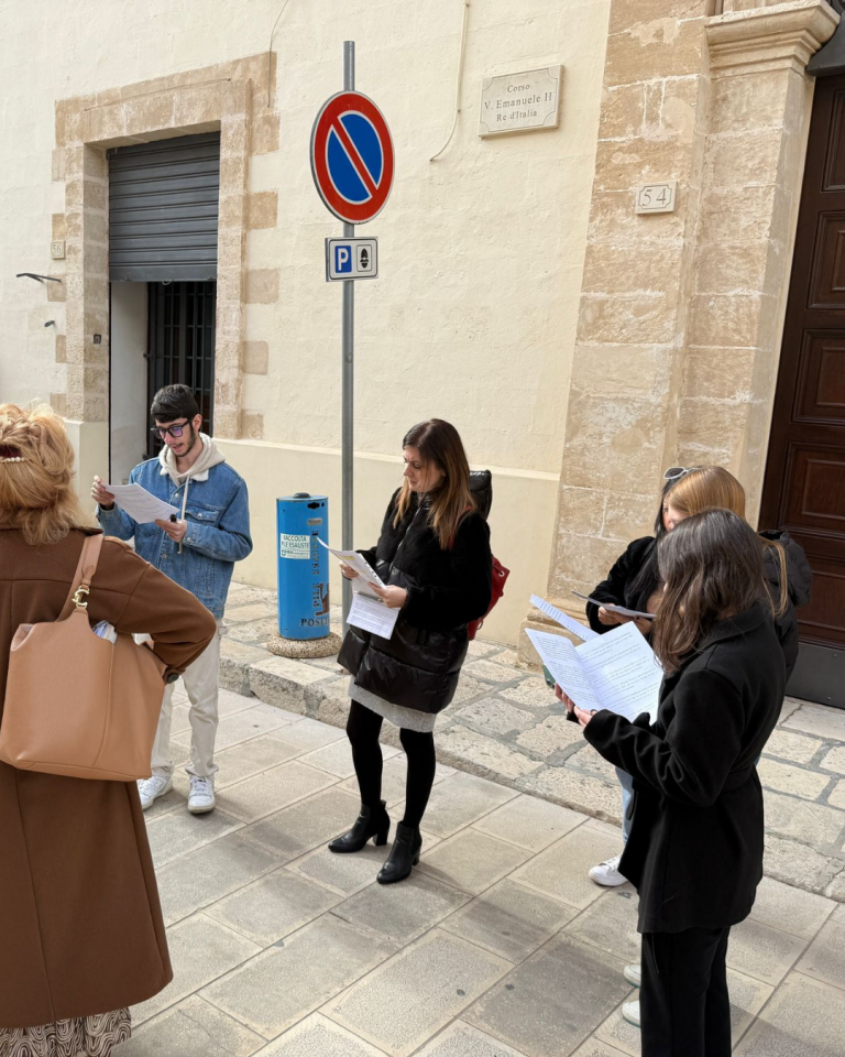 Gruppo di partecipanti durante la passeggiata di test del percorso Senza Parole nel centro storico di Lizzano