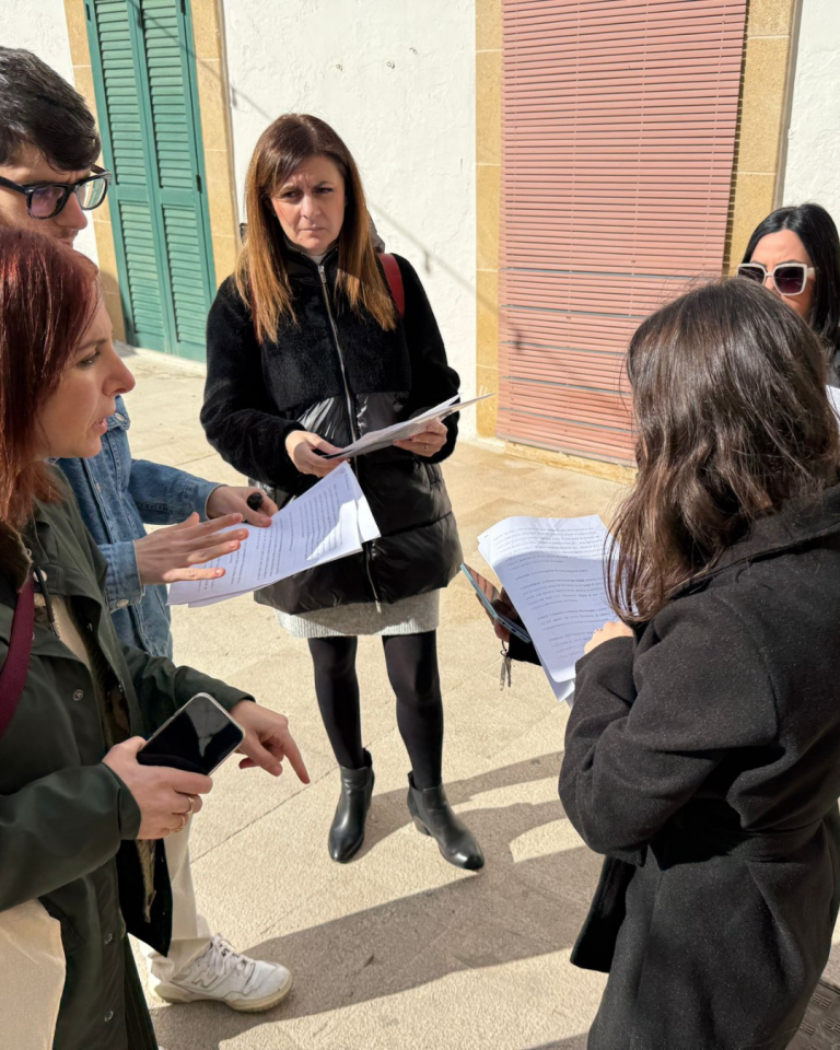 Gruppo di partecipanti durante la passeggiata di test del percorso Senza Parole nel centro storico di Lizzano