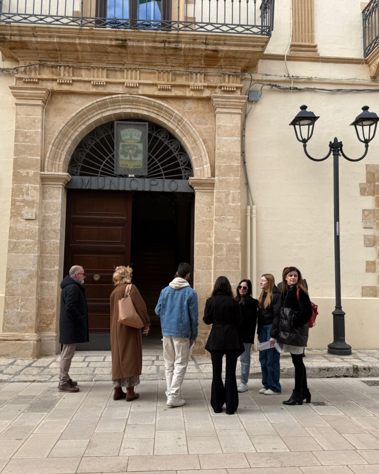 Gruppo di partecipanti durante la passeggiata di test del percorso Senza Parole nel centro storico di Lizzano