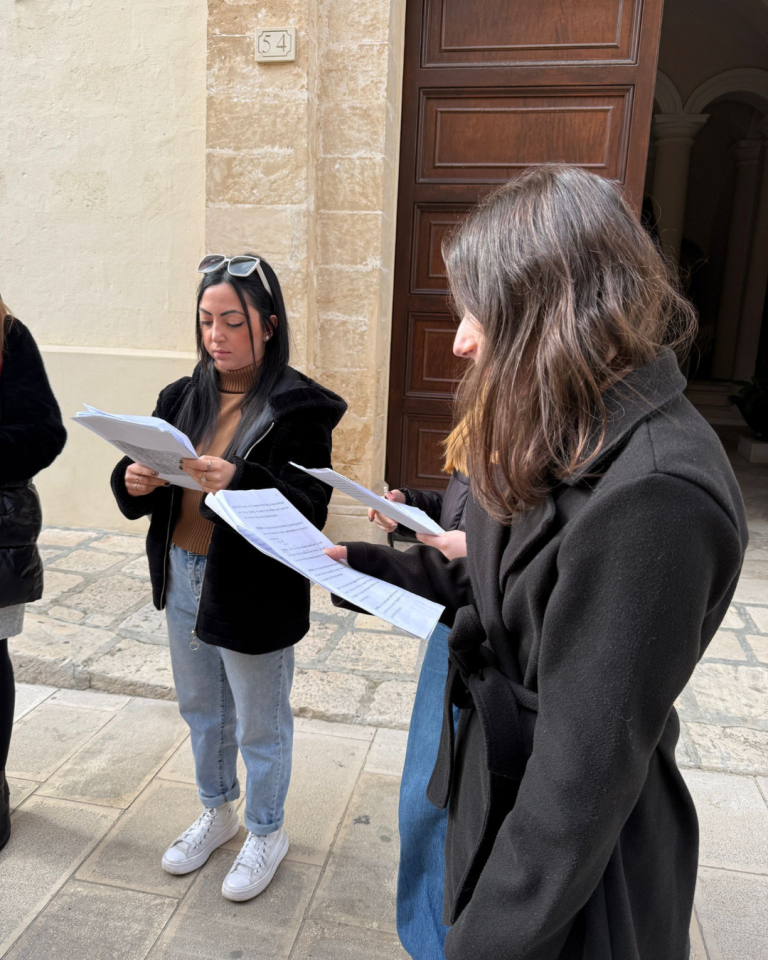 Gruppo di partecipanti durante la passeggiata di test del percorso Senza Parole nel centro storico di Lizzano