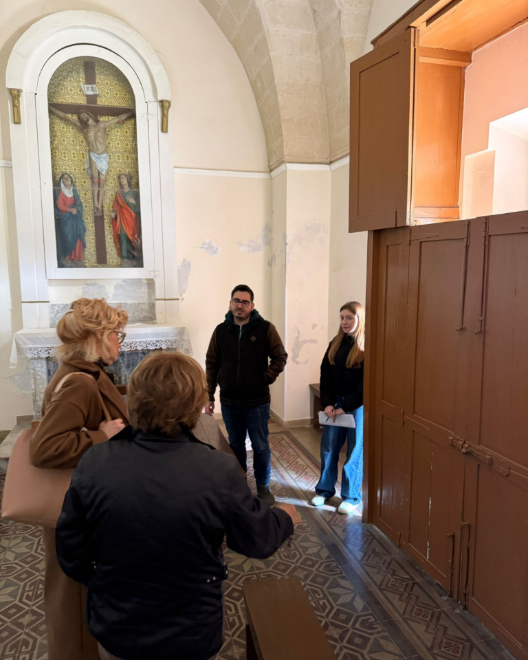 Gruppo di partecipanti durante la passeggiata di test del percorso Senza Parole nel centro storico di Lizzano