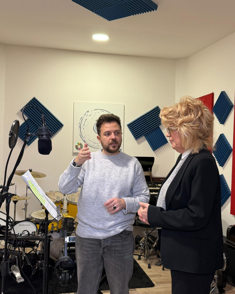 Giovani volontari registrano i contenuti audio del percorso Senza Parole Lizzano in una sala attrezzata con microfoni e cuffie